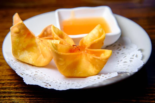 Aperitivo Wontons Queso Chino Restaurante Servido Plato Lujo —  Fotos de Stock