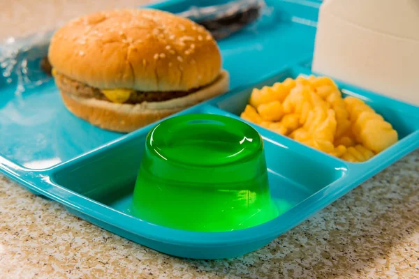 Grundschule Mittagessen Cheeseburger Mit Frittierten Pommes Gelatine Und Milch Auf — Stockfoto