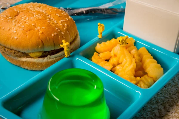 Miniatur Gefahrgutteam Überprüft Den Nährwert Von Ungesundem Fast Food Schulessen — Stockfoto