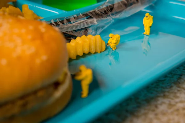 Miniaturowy Zespół Hazmat Sprawdzający Wartość Odżywczą Niezdrowego Lunchu Szkole Fast — Zdjęcie stockowe