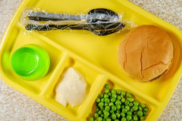 Grundschule Mittagessen Cheeseburger Mit Kartoffelpüree Gelatine Und Erbsen Auf Portionstablett — Stockfoto