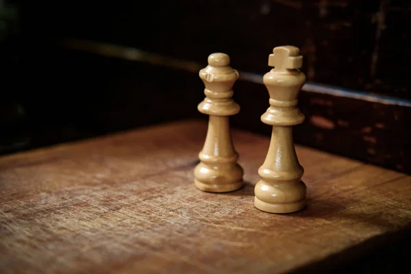 Königs Und Damenschachfiguren Auf Rustikal Abgenutzter Holzoberfläche — Stockfoto