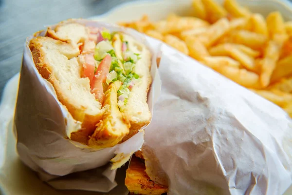 Gegrilltes Hühnersandwich Mit Salattomaten Zwiebeln Und Pommes Frites — Stockfoto