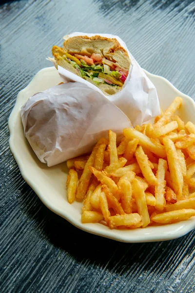 烤鸡肉三明治配生菜番茄洋葱和薯条 — 图库照片