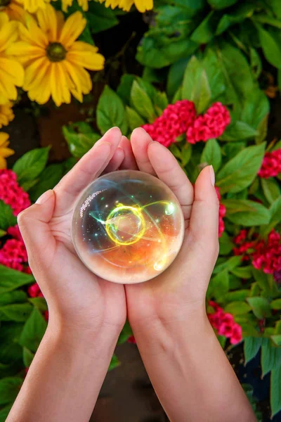 Eller Kristal Top Atomik Parçacık Çiçek Ile Arka Planda Tutun — Stok fotoğraf