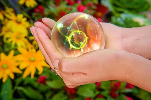 Mãos Femininas Segurar Bola Cristal Partícula Atômica Com Flores Fundo — Fotografia de Stock