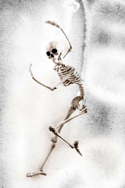 Aptal dans eden tıbbi iskelet grunge antika arka plan üzerinde