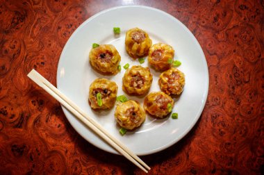 Lezzetli Çin Dim Sum köfte scallions ile tepesinde