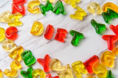 Çeşitli renkli sakızlı şeker harfler diyet kelime büyü