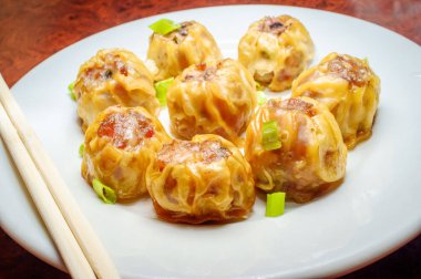 Lezzetli Çin Dim Sum köfte scallions ile tepesinde
