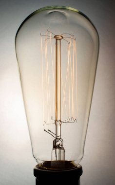 Birçok dekoratif antika edison tarzı ampuller asılmış.