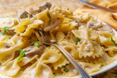 Keçi peynirli mantar straganof ile kıyılmış ceviz