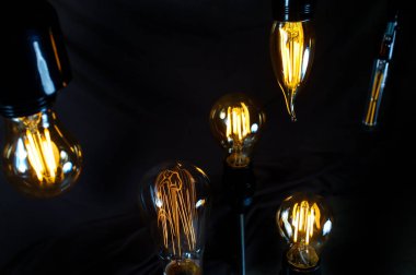 Birçok dekoratif antika edison tarzı ampuller asılmış.