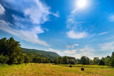 Balya saman ve mavi gökyüzü ile uzaktan Appalaş Dağları