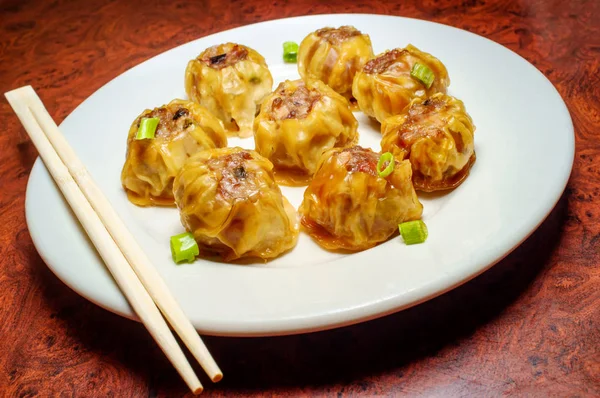 Lezzetli Çin Dim Sum köfte scallions ile tepesinde