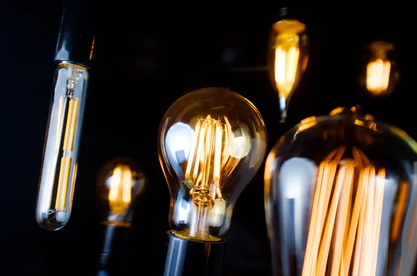 Många Hängande Dekorativa Antika Edison Stil Glödlampor — Stockfoto
