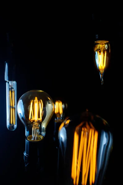 Muitos Pendurados Antigos Decorativos Lâmpadas Estilo Edison — Fotografia de Stock