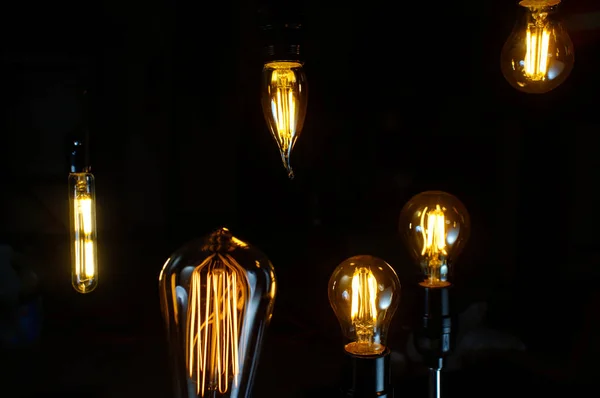 Muitos Pendurados Antigos Decorativos Lâmpadas Estilo Edison — Fotografia de Stock