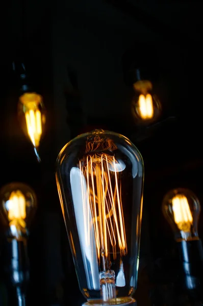 Muitos Pendurados Antigos Decorativos Lâmpadas Estilo Edison — Fotografia de Stock