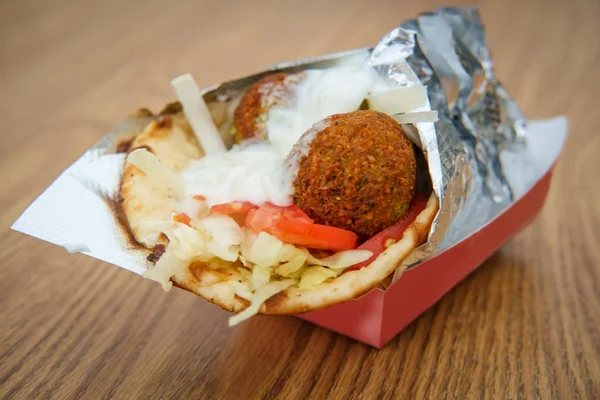 Vers Gezond Falafel Met Tzatziki Tomaat Rode Ijsbergsla Pitabrood — Stockfoto