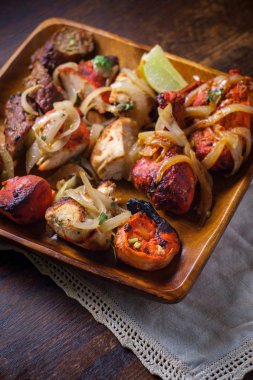 Hint mutfağı tandır. Aperatif tabağı. Malai tikka tavuk kebabı.
