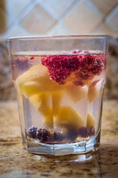 Frugt Infunderes Seltzer Mousserende Vand Med Hindbær Ananas Blåbær Marmor - Stock-foto