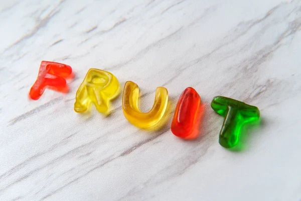 Surtido Colorido Caramelo Gomoso Letras Deletrear Palabra Fruta — Foto de Stock