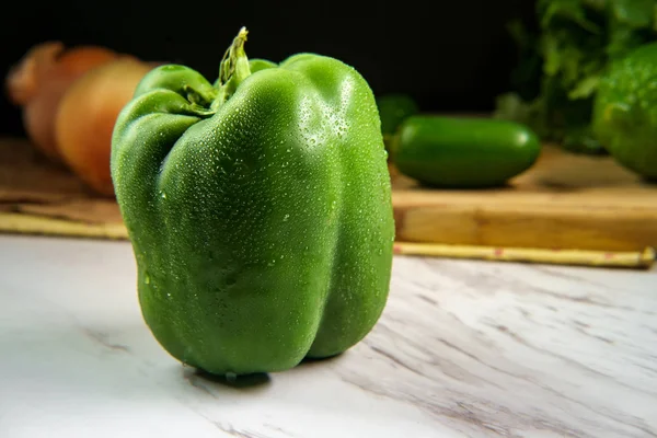 Frisse Sappige Groene Paprika Marmeren Tegenbovenkant Keuken — Stockfoto