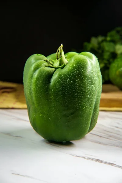 Frisse Sappige Groene Paprika Marmeren Tegenbovenkant Keuken — Stockfoto