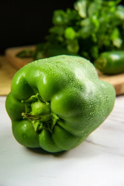 Pimenta Verde Fresca Suculenta Balcão Mármore Cozinha — Fotografia de Stock