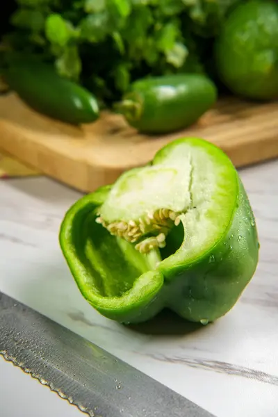Groene Paprika Gesneden Helft Met Zaden Merg — Stockfoto