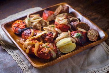Hint mutfağı tandır. Aperatif tabağı. Malai tikka tavuk kebabı.