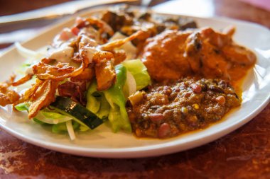 Otantik Hint Mutfak büfe plaka tikka masala birista kızarmış soğan rajma fasulye ve Saag paneer ıspanak ve peynir ile