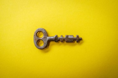 Eski antika iskelet anahtar canlı renkli arka plan üzerinde