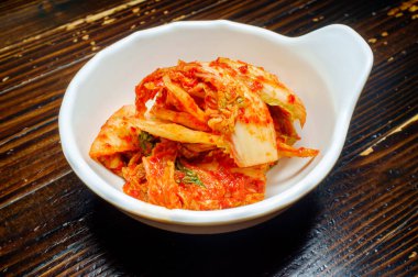 Gochugaru biber ile baharatlı Kore kimchi kase