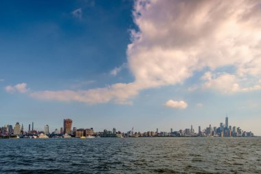 Yaz mavi gökyüzü güzel New York şehir manzarası 