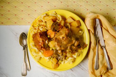 Yukon altın patates havuç ve düğme mantar ile İrlandalı kuyruklu güveç