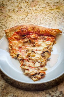 Mantar soslu New York usulü peynirli pizza dilimi