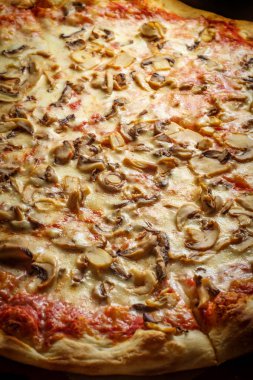 Mantar soslu New York usulü peynirli pizza dilimi