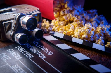 Tereyağlı ve mavi ışıklandırmalı sinema patlamış mısır.