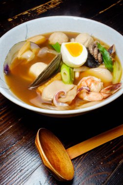 Jjamppong Kore kombu suyu deniz ürünleri ramen kalamar, midye, köfteleri ve karides