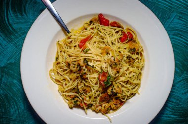 Kiraz domates ve fesleğen rock karides pescatore linguine ile kavrulmuş