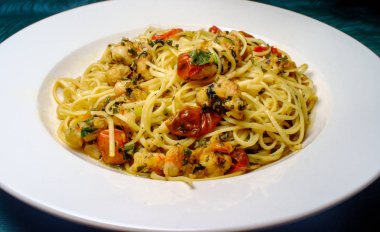 Kiraz domates ve fesleğen rock karides pescatore linguine ile kavrulmuş