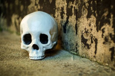 Korkunç jawless Cadılar Bayramı kafatası sokak dokulu arka plan ile 