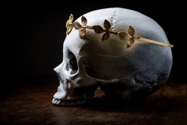 Kraliyet altın yaprağı tacını takan Kral ve Kraliçenin iskelet iskeleti.