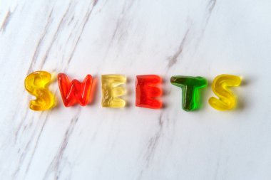 Çeşitli renkli sakızlı şeker harf kelime tatlılar büyü.