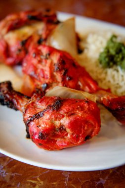 Hint tandoori tavuk nane turşusu ve basmati pirinç