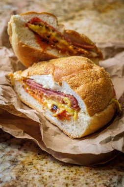 Taylor jambonu, domuz eti, yumurta ve peynirli kahvaltı sandviçi Kayzer rulosunda tuz biberi ve ketçapla New Jersey 'den