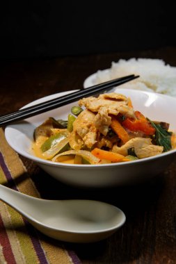 Tay kırmızı köri sıcak ve ekşi çorba, tavuk