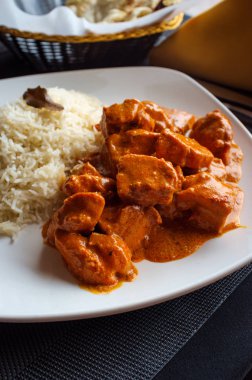 Otantik Hint mutfağı Tikka Masala naneli ve naan ekmekli